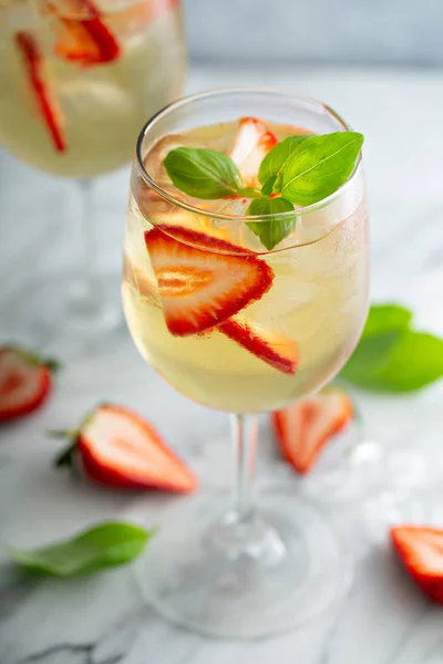 Sangria blanca de verano con fresas — Foto de Stock