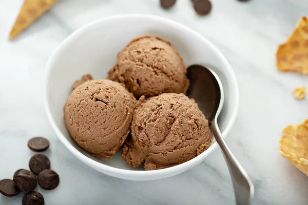 SImple sorvete de chocolate em uma tigela — Fotografia de Stock