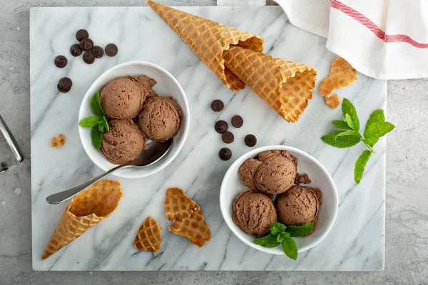 SImple sorvete de chocolate em uma tigela — Fotografia de Stock