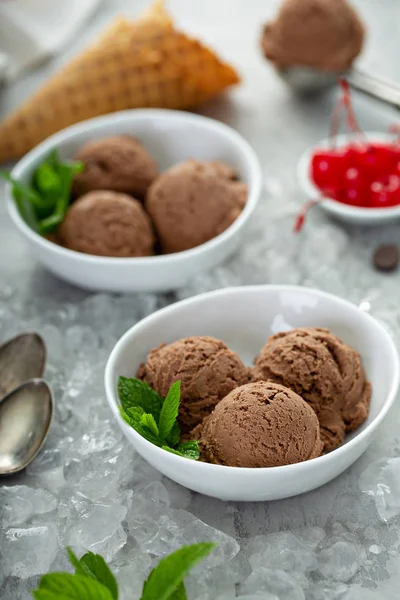 简单的巧克力冰淇淋在碗 — 图库照片
