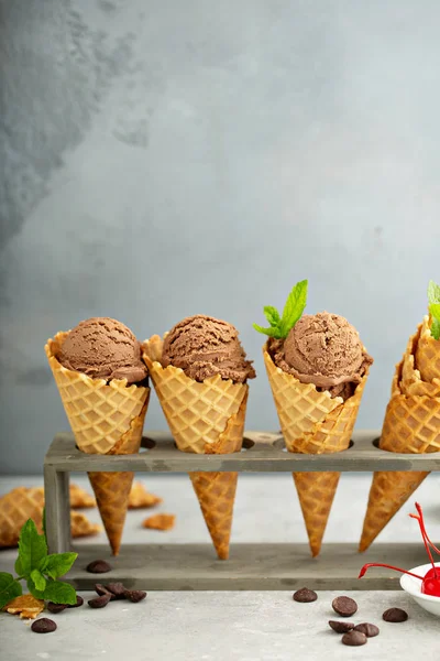 Sorvete de chocolate em cones de waffle — Fotografia de Stock