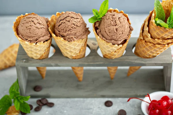 Sorvete de chocolate em cones de waffle — Fotografia de Stock