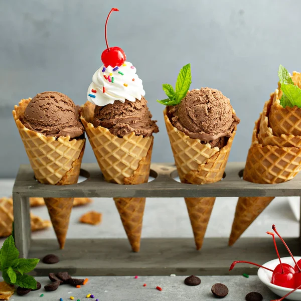 Sorvete de chocolate em cones de waffle — Fotografia de Stock