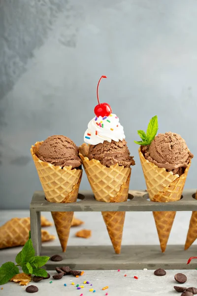 Čokoládovou zmrzlinu v Vaflové kornouty — Stock fotografie