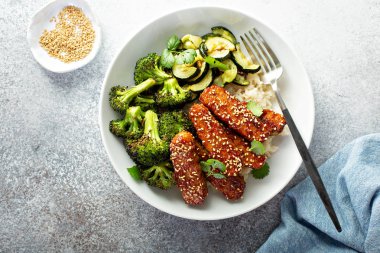 Pirinç ve sebzelerle teryaki Tempeh