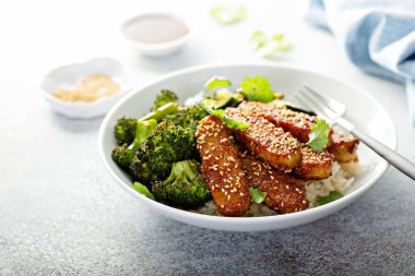 Pirinç ve sebzelerle teryaki Tempeh