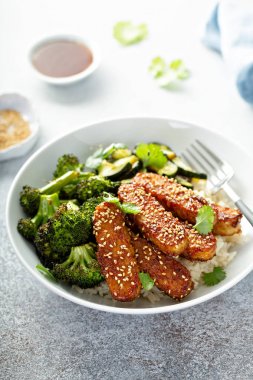 Pirinç ve sebzelerle teryaki Tempeh
