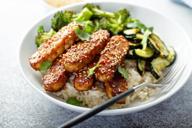 Pirinç ve sebzelerle teryaki Tempeh