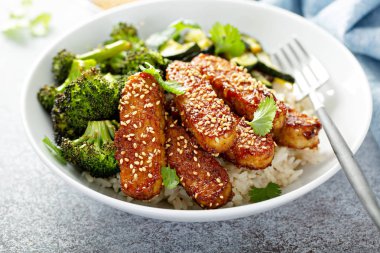 Pirinç ve sebzelerle teryaki Tempeh