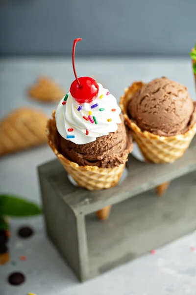 Шоколадне морозиво у вафельних конусах — стокове фото