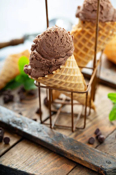 Helado de menta de chocolate en conos de gofre — Foto de Stock