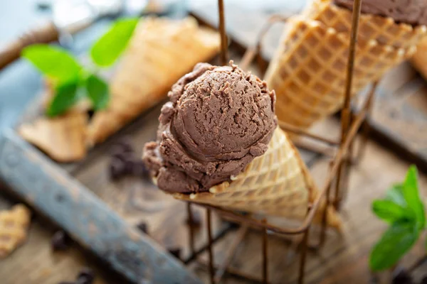 Helado de menta de chocolate en conos de gofre — Foto de Stock