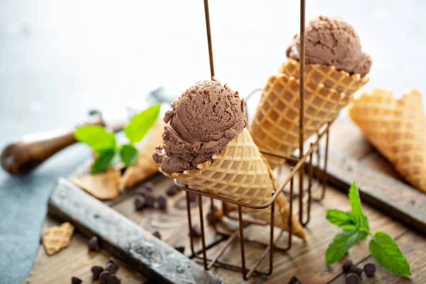 Sorvete de hortelã de chocolate em cones de waffle — Fotografia de Stock