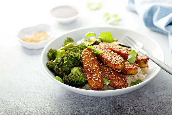 Teryaki tempeh con arroz y verduras —  Fotos de Stock