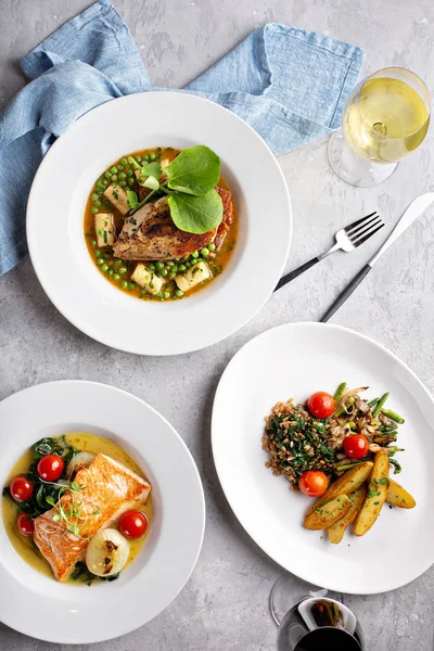 Spring lunch trio of salmon chicken and vegetarian — Stock Photo, Image