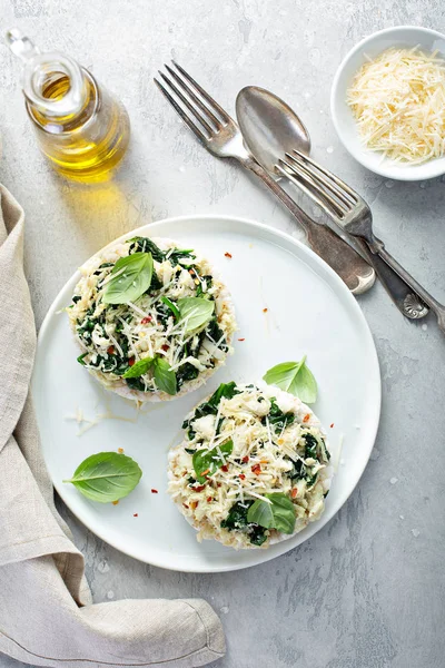 Open sandwiches with spinach and crab meat — Stock Photo, Image