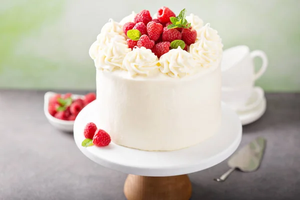 Gâteau au chocolat blanc framboise — Photo