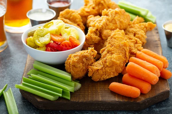 Tendres de poulet frit aux légumes — Photo