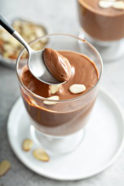 Dilimlenmiş badem ile çikolatalı puding