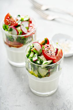 Taze iştah açıcı fikir, yoğurt ve salata bardağı