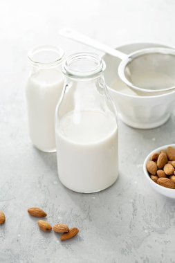 badem sütü cam şişelerde