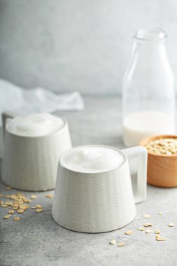 Kalın köpükle yulaf sütü latte