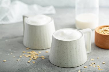 Kalın köpükle yulaf sütü latte