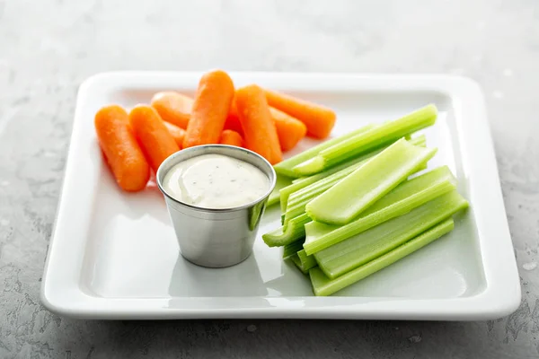 Selderij en wortelstokken met Ranch — Stockfoto