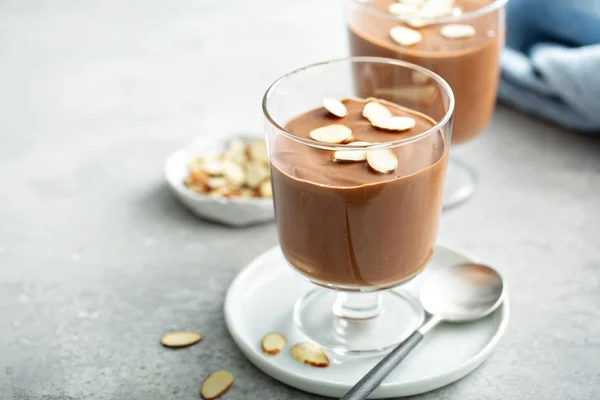 Schokoladenpudding mit geschnittenen Mandeln — Stockfoto