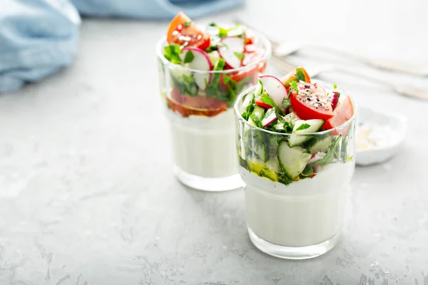 Idea de aperitivo fresco, yogurt y tazas de ensalada —  Fotos de Stock