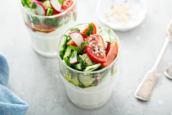 Vers aperitief idee, yoghurt en salade cups — Stockfoto
