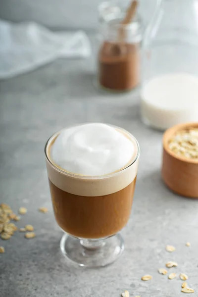 Latte au lait d'avoine avec mousse épaisse — Photo