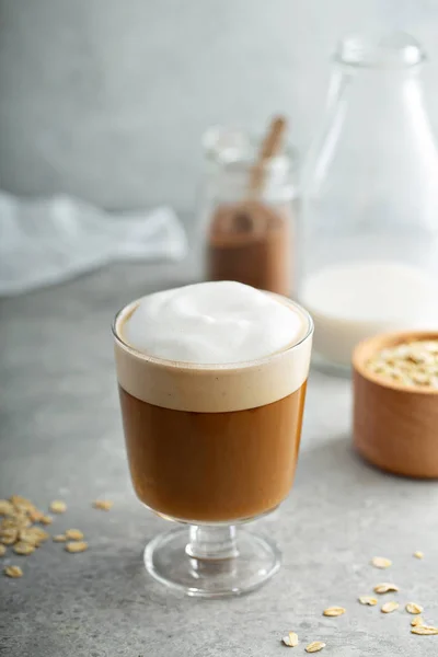 Latte au lait d'avoine avec mousse épaisse — Photo