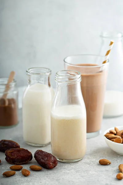 Αμυγδαλωτό και Γαλακτούχο γάλα γλυκαντά με ημερομηνίες και κακάο — Φωτογραφία Αρχείου