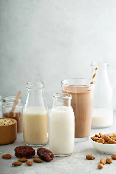 Αμυγδαλωτό και Γαλακτούχο γάλα γλυκαντά με ημερομηνίες και κακάο — Φωτογραφία Αρχείου