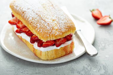 Çilek ve krem ile pound kek