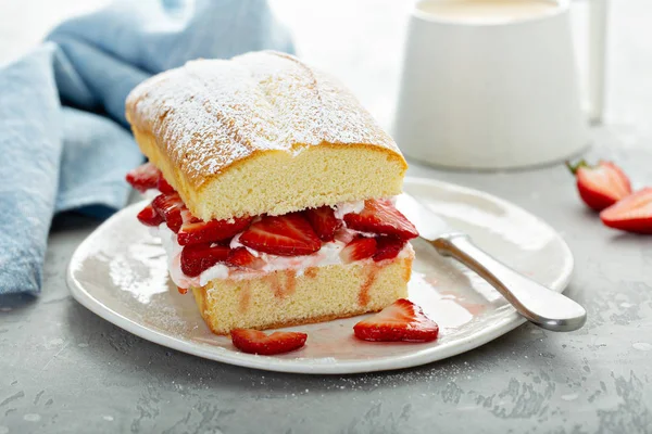Pound cake with strawberries and cream — Stock Photo, Image