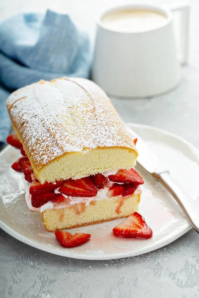딸기와 크림 파운드 케이크 — 스톡 사진