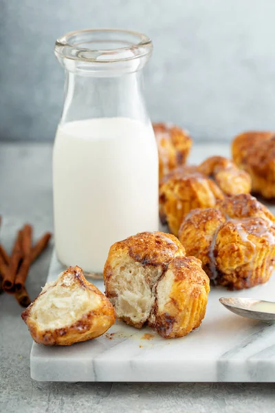 Açúcar de canela muffins de pão de macaco — Fotografia de Stock