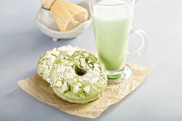 Ciambelle al cocco Matcha con cappuccino matcha — Foto Stock