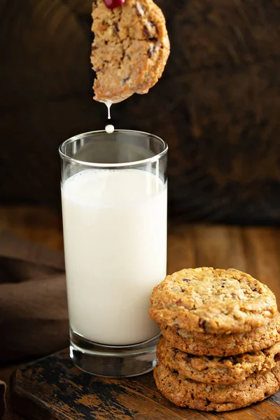 Biscotti al cioccolato con un bicchiere di latte — Foto Stock