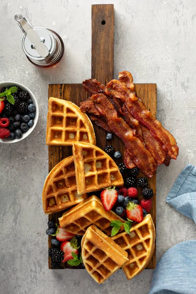 Frühstücksteller mit Waffeln, Beeren und Speck — Stockfoto