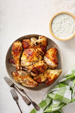 Tzatziki soslu kızarmış tavuk