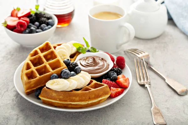 早餐含浆果和巧克力的华夫饼 — 图库照片