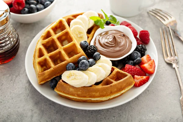 Waffeln mit Beeren und Schokolade zum Frühstück — Stockfoto