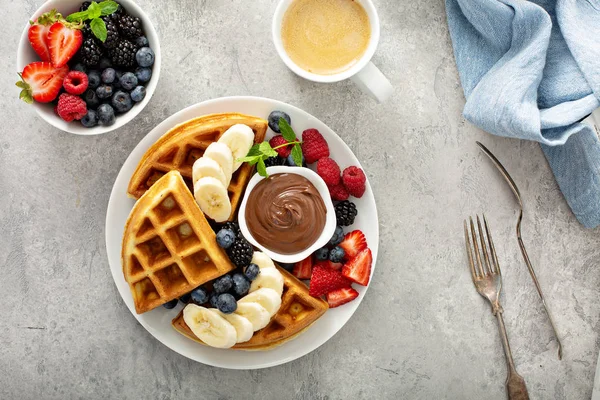 早餐含浆果和巧克力的华夫饼 — 图库照片