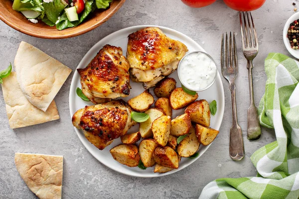 Roasted chicken and potatoes — Stock Photo, Image