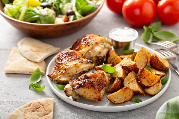 Roasted chicken and potatoes — Stock Photo, Image