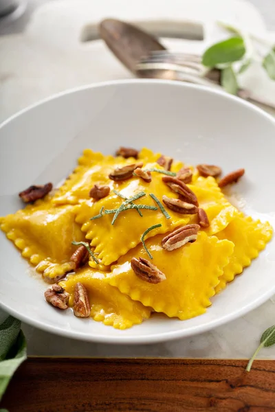 Tortellini de abóbora com manteiga marrom e nozes — Fotografia de Stock