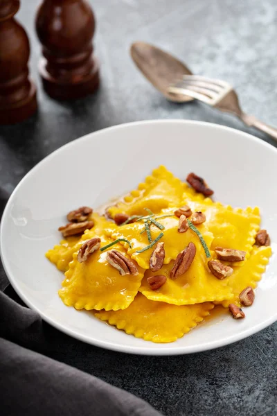 Butternut squash tortellini med brunt smör och pekannötter — Stockfoto